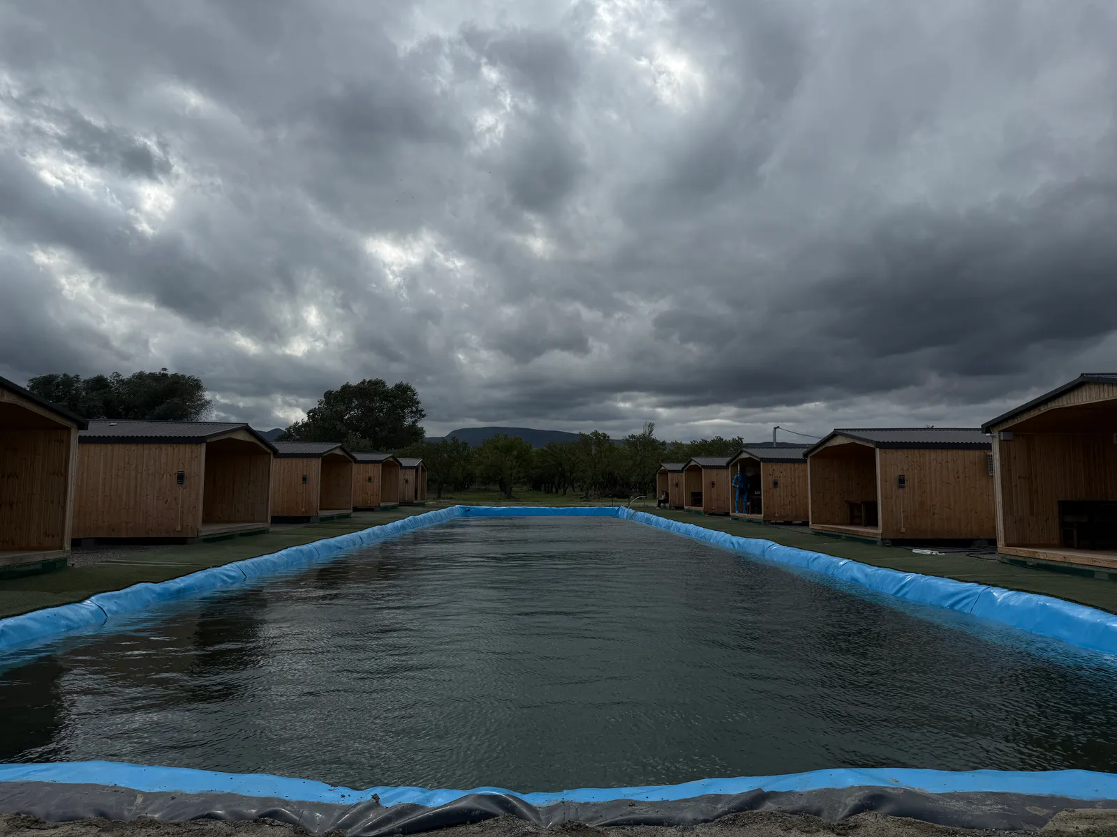 Территория курорта и деревянные домики у воды